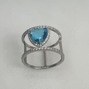Anillo de plata rodiado en oro blanco con circonitas y circonita azul.