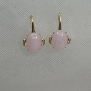 Pendientes de plata chapados en oro amarillo con cuarzo rosa natural y circonitas.