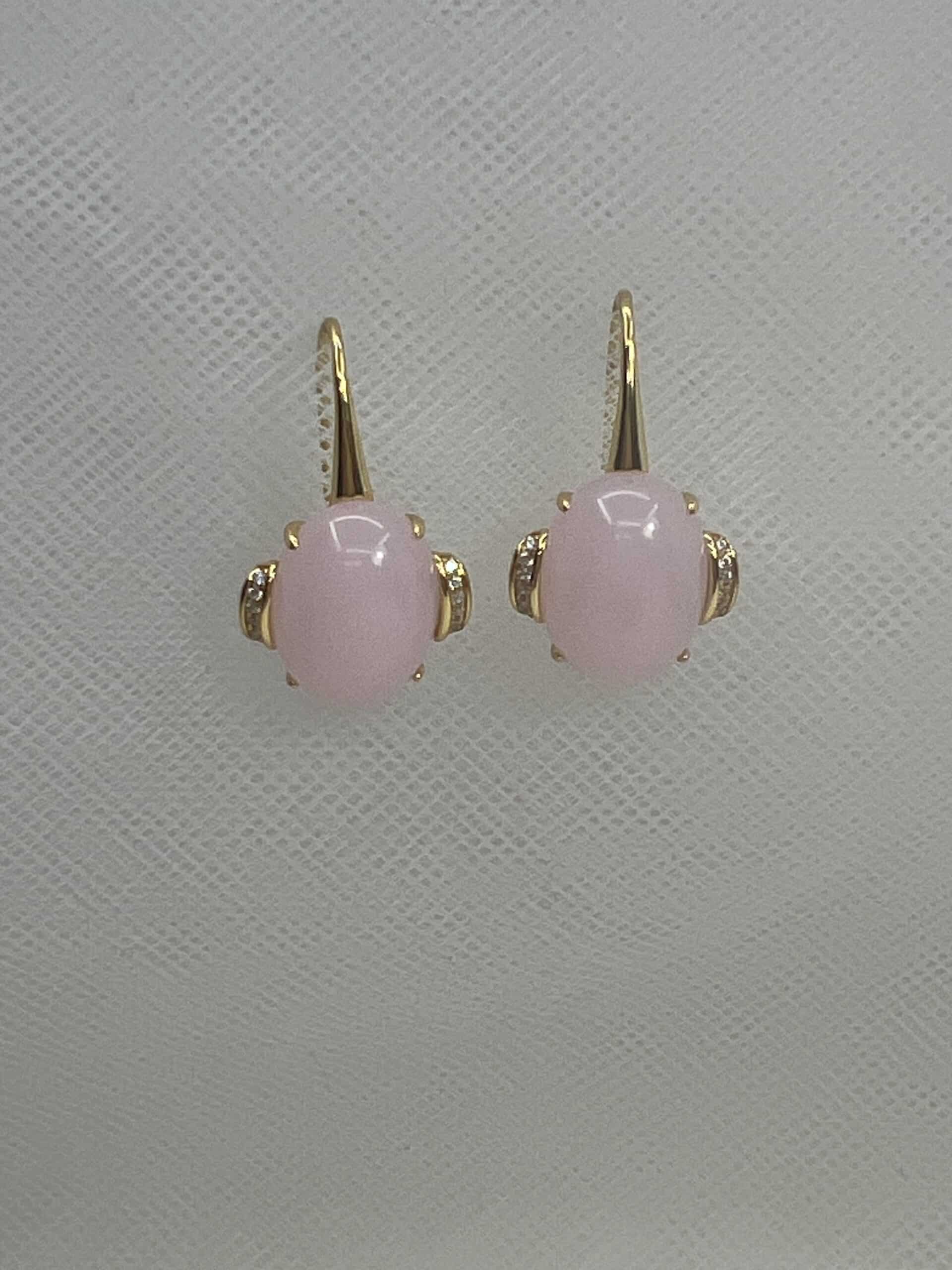 Pendientes de plata chapados en oro amarillo con cuarzo rosa natural y circonitas.