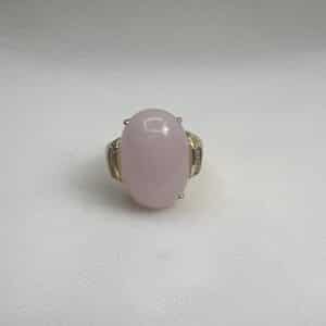 Anillo de plata chapado en oro amarillo con cuarzo rosa y circonitas.
