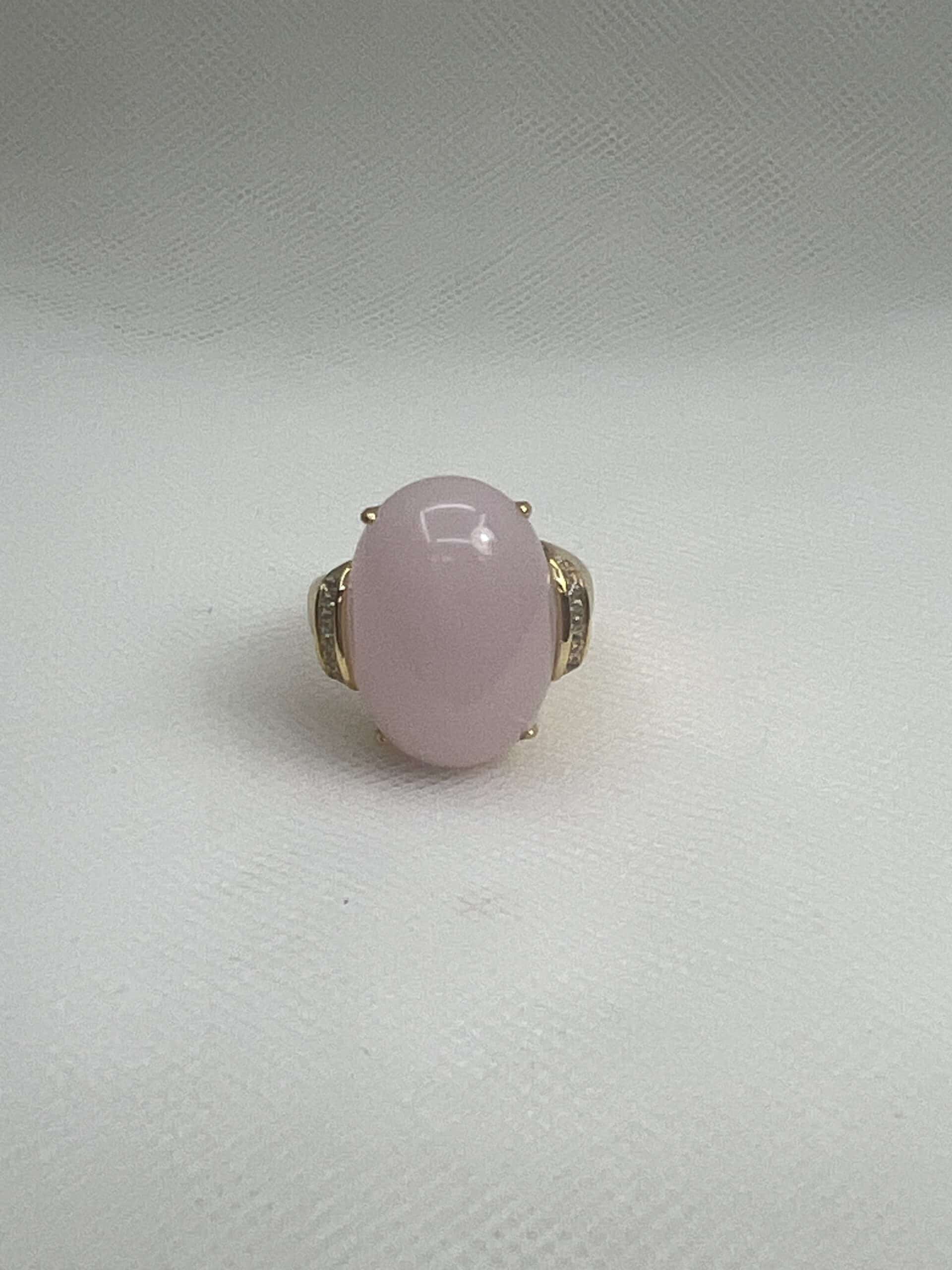 Anillo de plata chapado en oro amarillo con cuarzo rosa y circonitas.