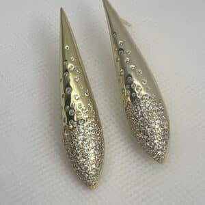 Pendientes largos de plata chapados en oro amarillo gotas alargadas con circonitas engastadas de distintos tamaños.