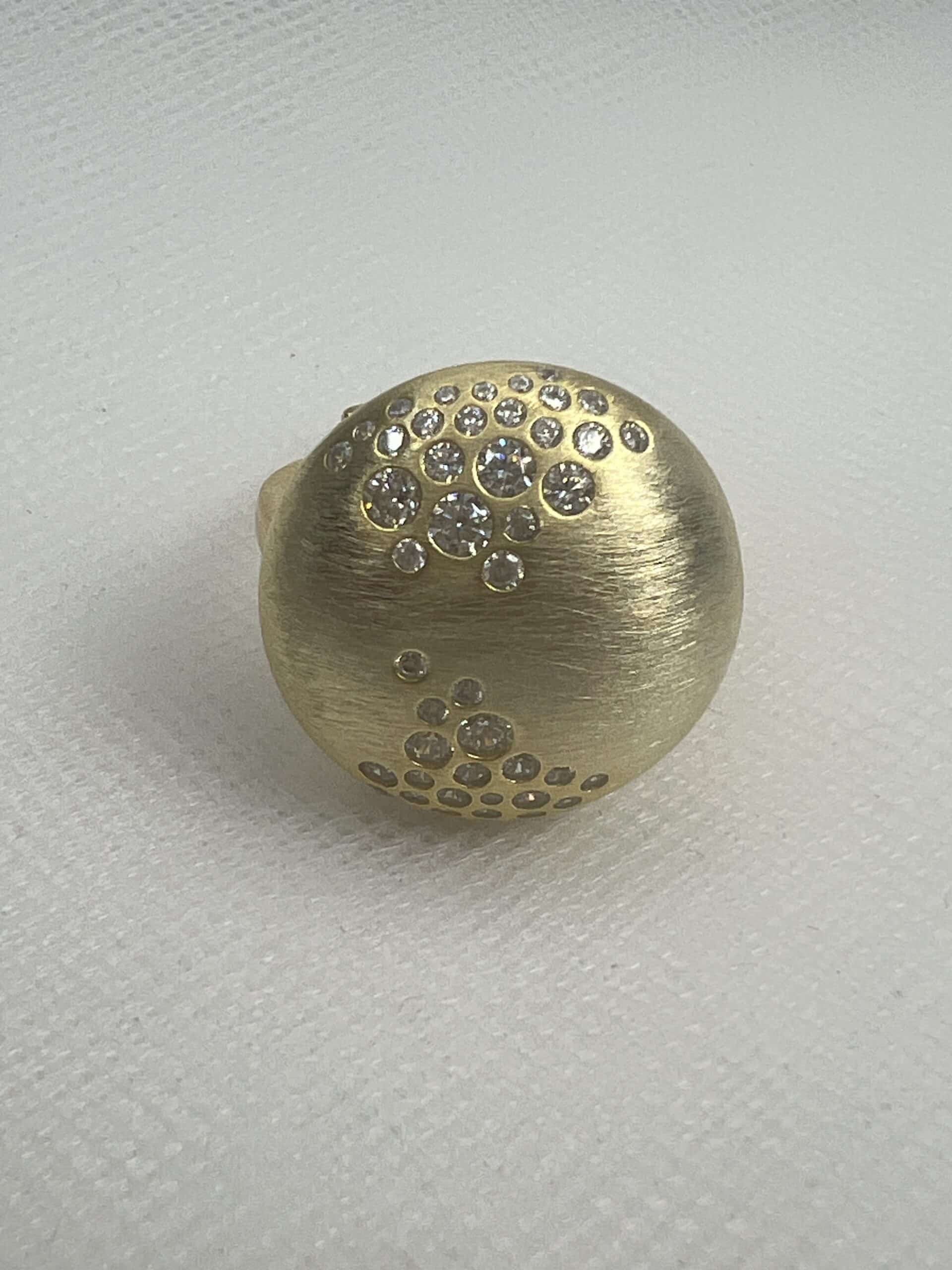 Anillo de plata chapado en oro amarillo media bola matizada con circonitas de varios tamaños engastadas