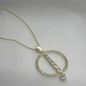 Collar de plata chapado en oro amarillo cadena de rolon con colgante en forma de aro con tira de circonitas.