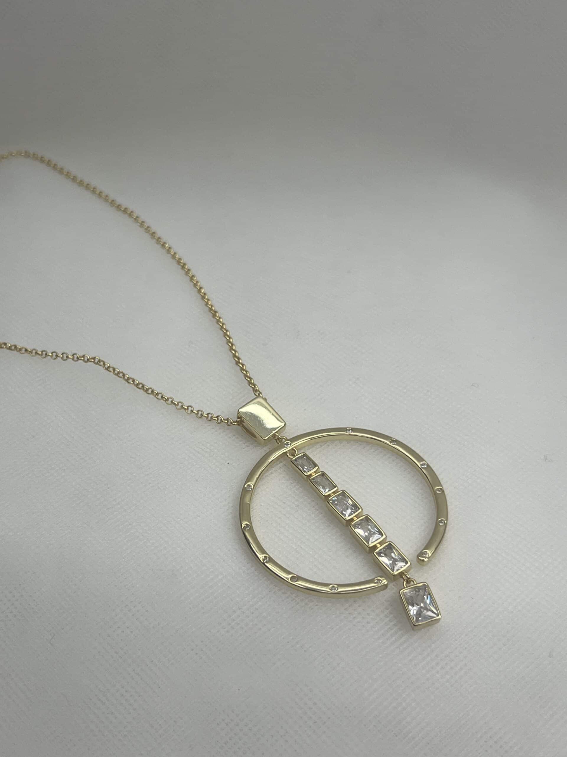 Collar de plata chapado en oro amarillo cadena de rolon con colgante en forma de aro con tira de circonitas.