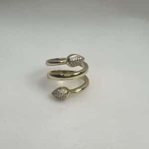 Anillo de plata chapado en oro amarillo doble brazo imitando a la serpiente con las puntas en forma de gota con circonitas.