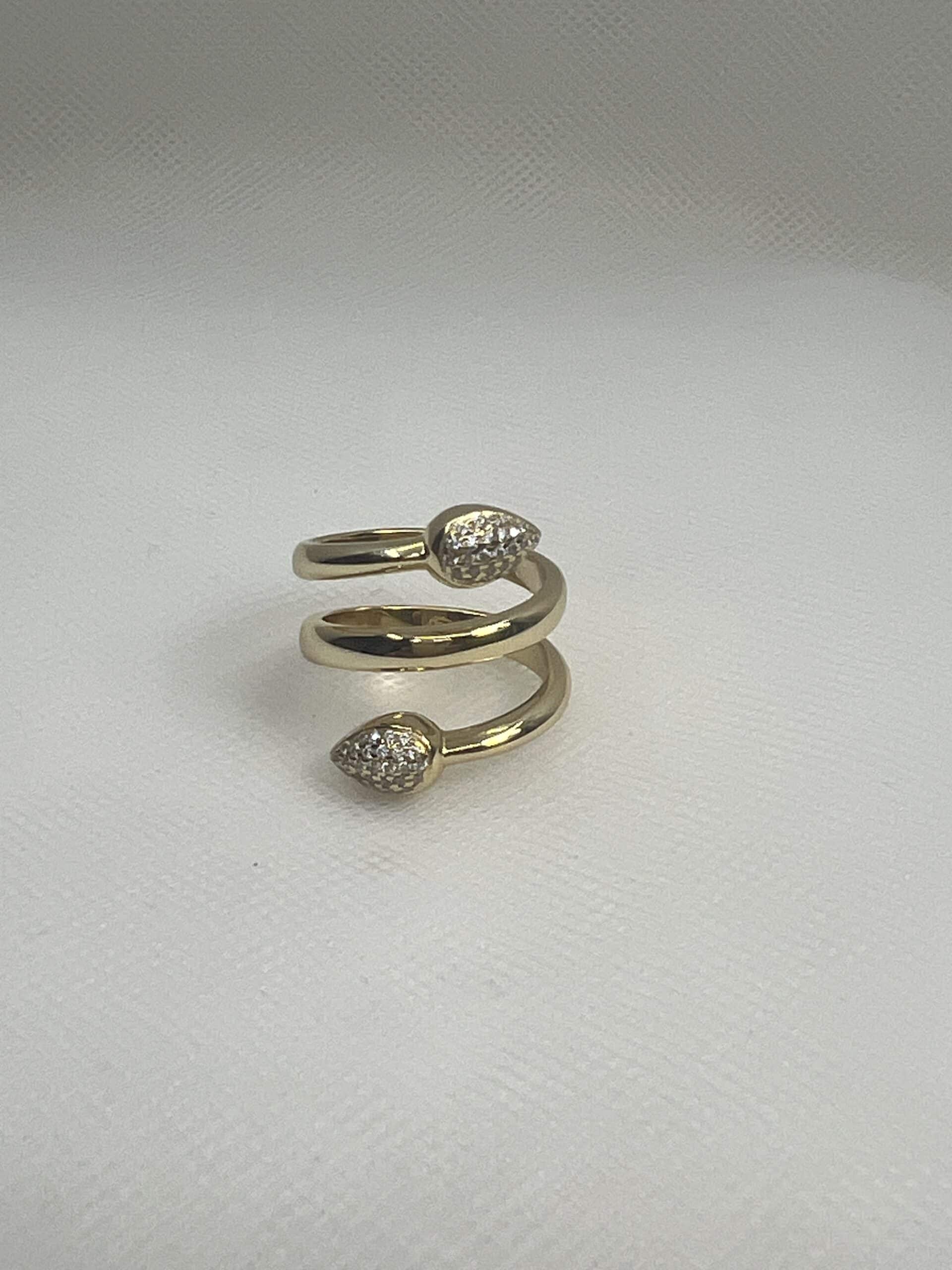 Anillo de plata chapado en oro amarillo doble brazo imitando a la serpiente con las puntas en forma de gota con circonitas.