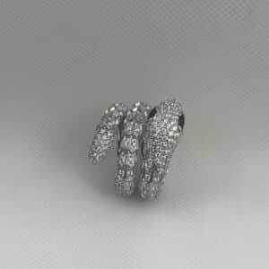 Anillo XL de plata rodiado en oro blanco forma de serpiente engastado con circonitas .