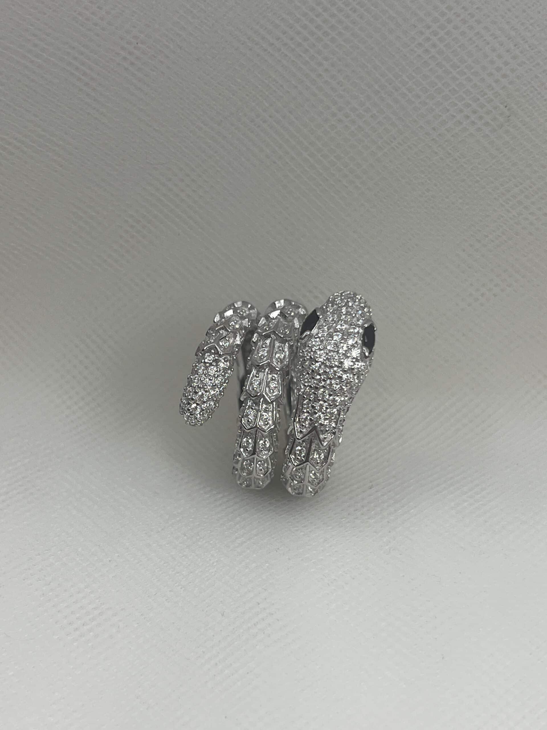 Anillo XL de plata rodiado en oro blanco forma de serpiente engastado con circonitas .