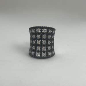 Anillo XL de plata rodiado en oro blanco ajustable en medida con circonitas blancas y marquesitas negras.