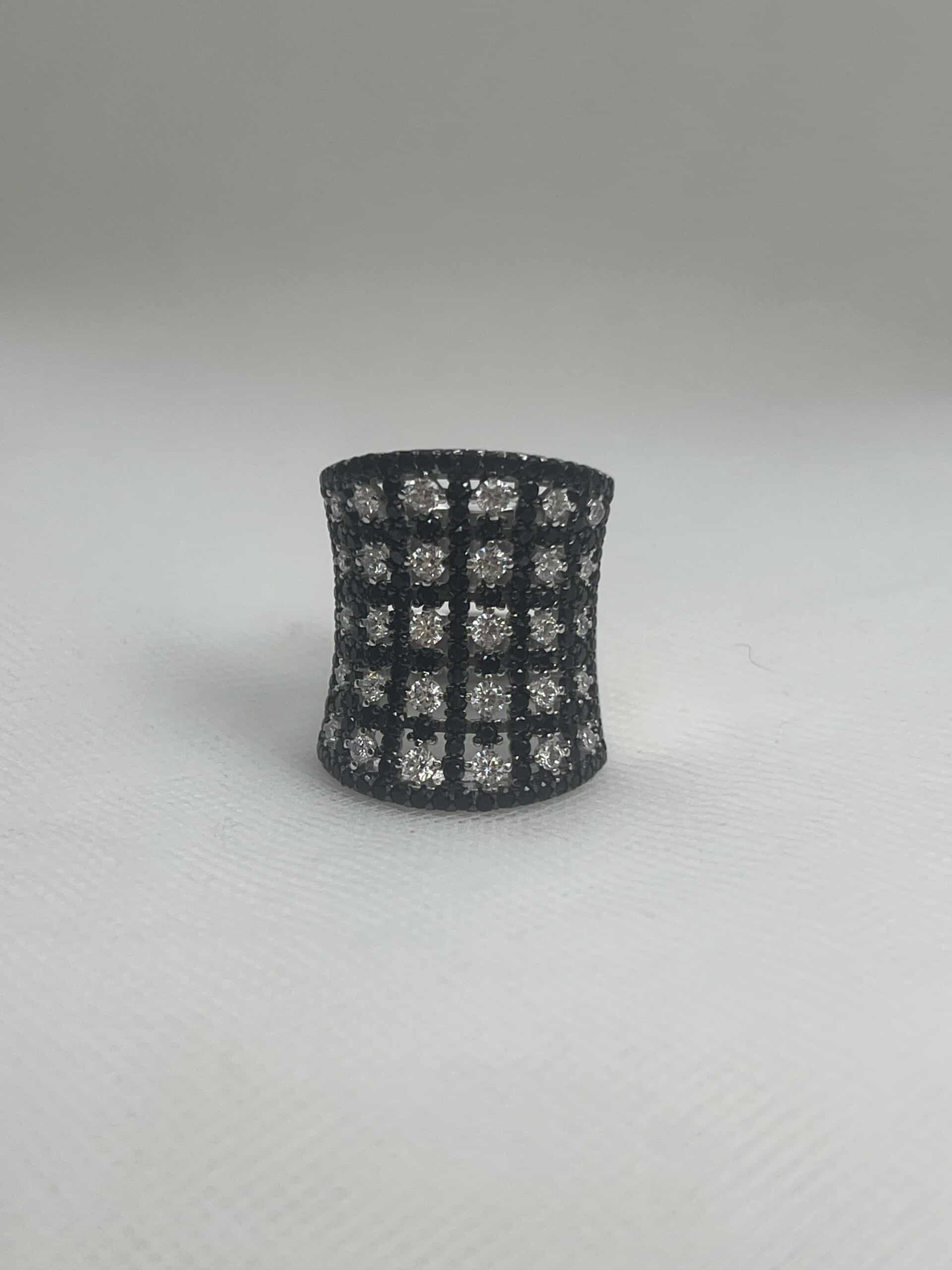 Anillo XL de plata rodiado en oro blanco ajustable en medida con circonitas blancas y marquesitas negras.