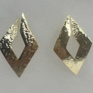Pendientes de plata chapados en oro amarillo rombos abiertos martelados .