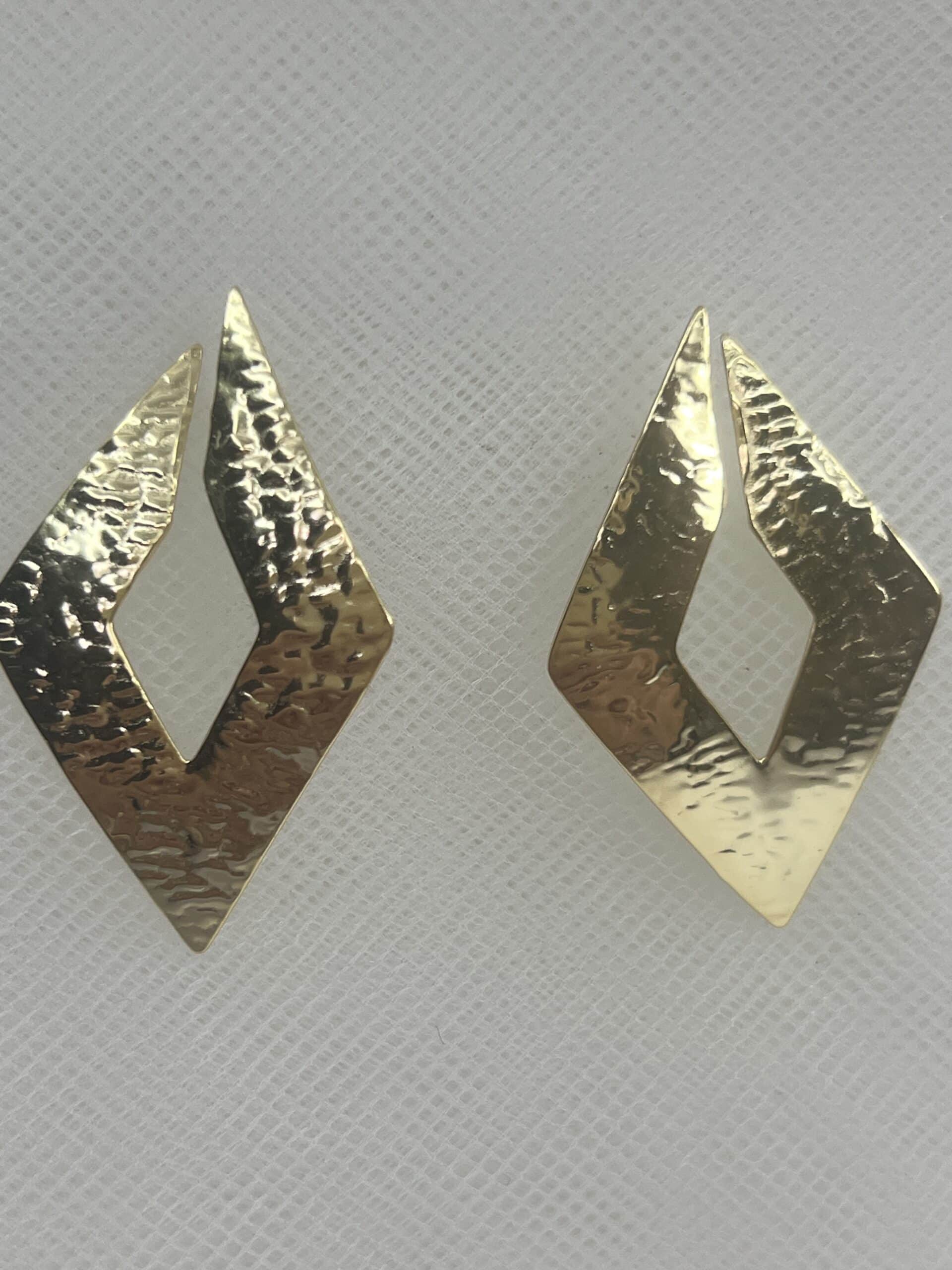 Pendientes de plata chapados en oro amarillo rombos abiertos martelados .