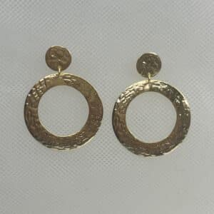Pendientes largos de plata chapados en oro amarillo circulos con aros martelados.