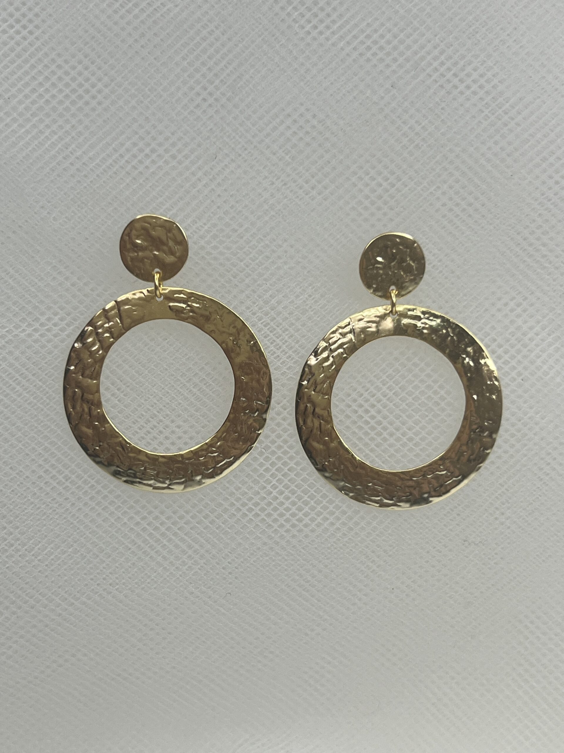 Pendientes largos de plata chapados en oro amarillo circulos con aros martelados.