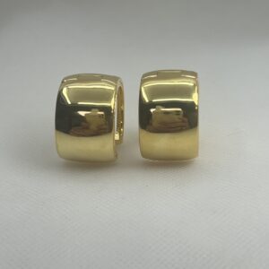 Pendientes XL de plata chapados en oro amarillo criollas anchas con los lados de circonitas engastadas.