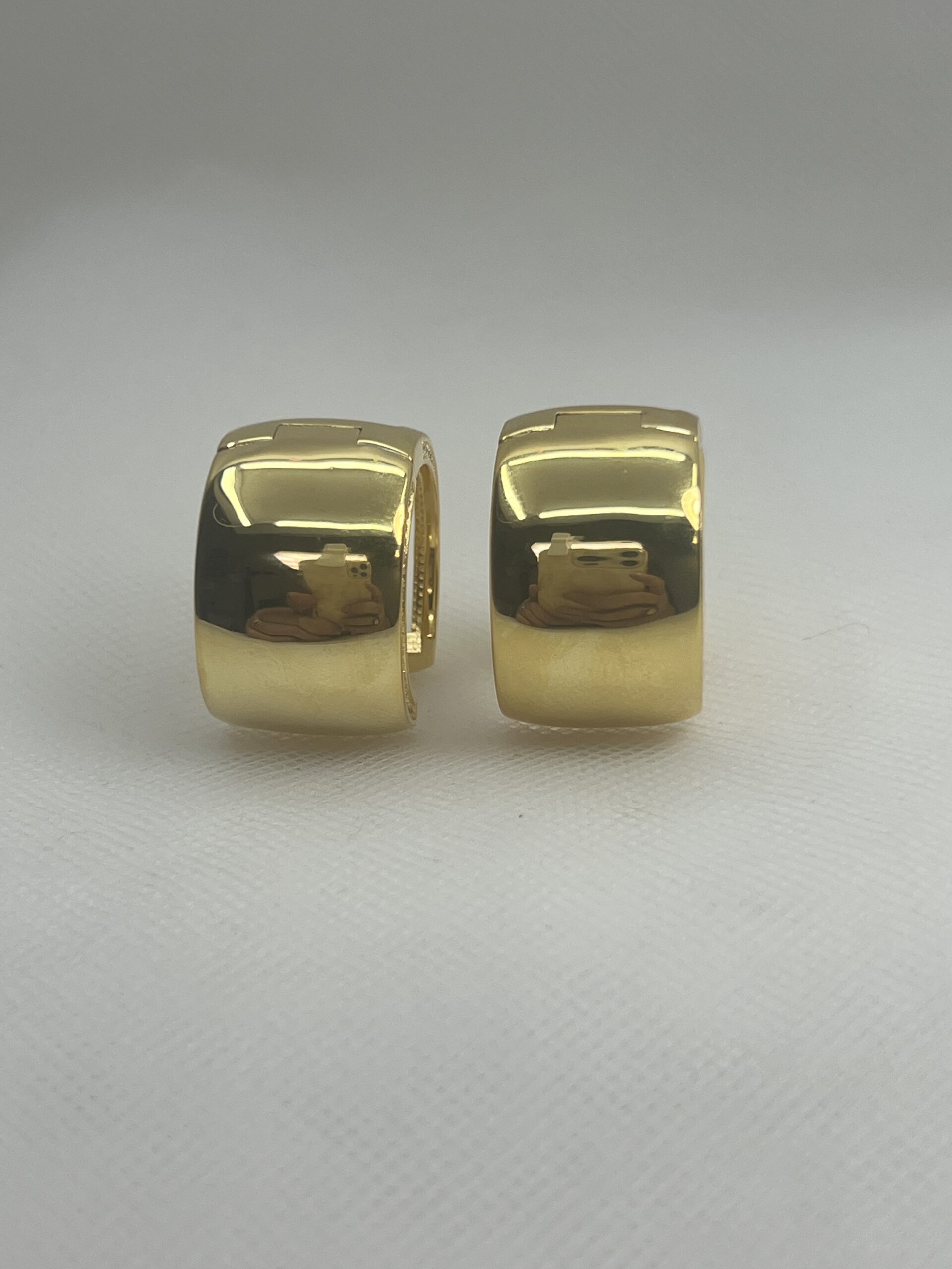 Pendientes XL de plata chapados en oro amarillo criollas anchas con los lados de circonitas engastadas.