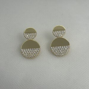Pendientes de plata chapados en oro amarillo dobles circulos de tamaños distintos con circonitas engastadas.
