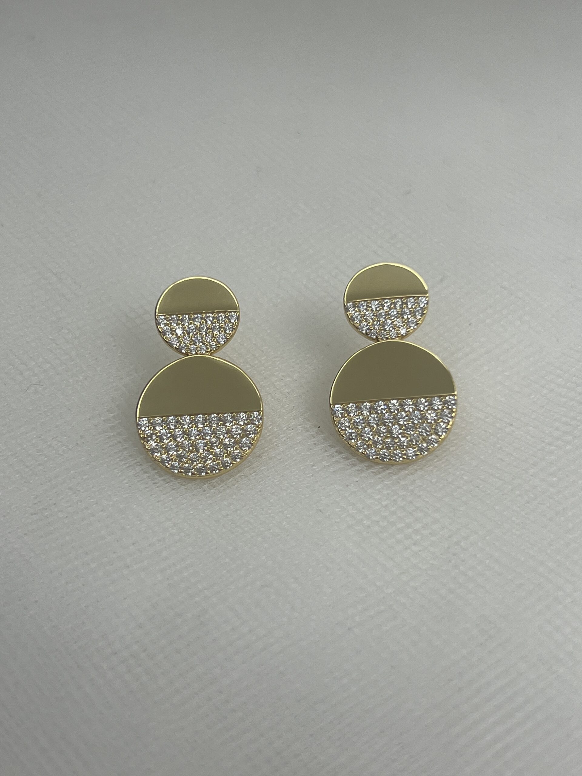 Pendientes de plata chapados en oro amarillo dobles circulos de tamaños distintos con circonitas engastadas.