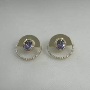 Pendientes de plata chapados en oro amarillo botones con circonita morada y orla de circonitas blancas.
