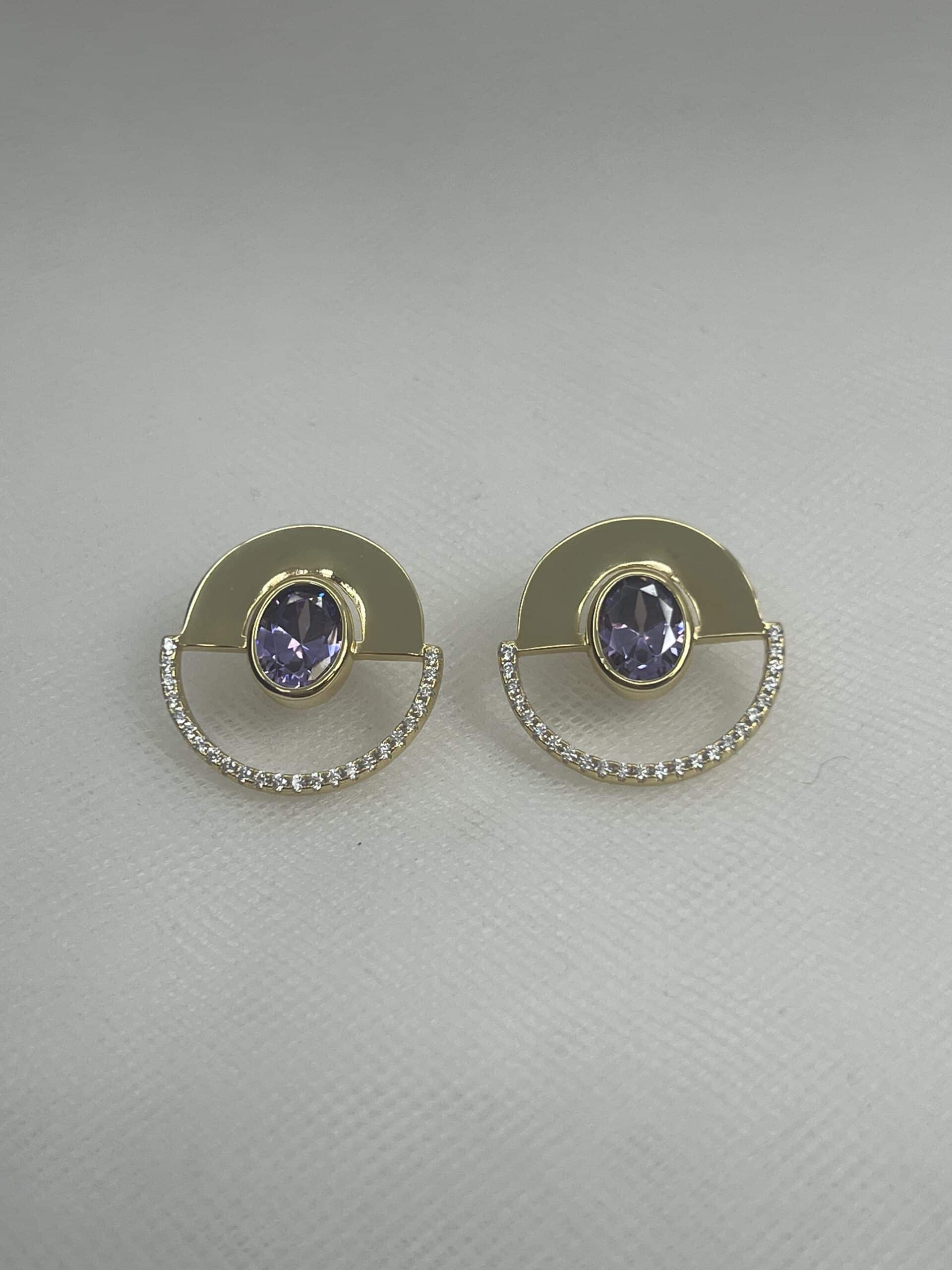 Pendientes de plata chapados en oro amarillo botones con circonita morada y orla de circonitas blancas.