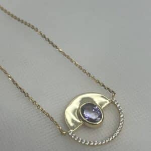 Collar de plata chapado en oro amarillo colgante redondo con circonita morada y orla de circonitas blancas.