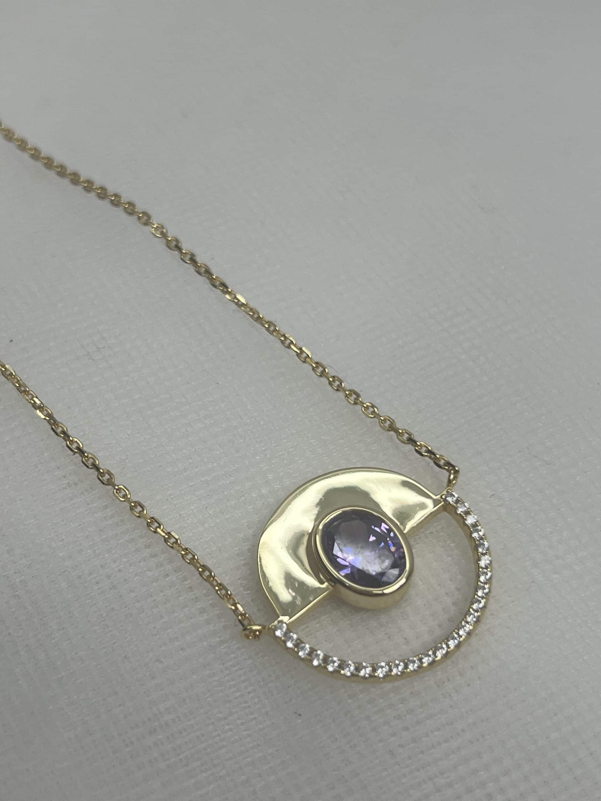 Collar de plata chapado en oro amarillo colgante redondo con circonita morada y orla de circonitas blancas.