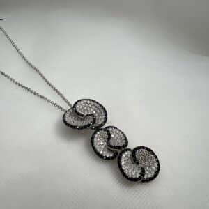 Collar de plata rodiado en oro blanco con colgantes con forma de flor con circonitas blancas y marquesitas negras.