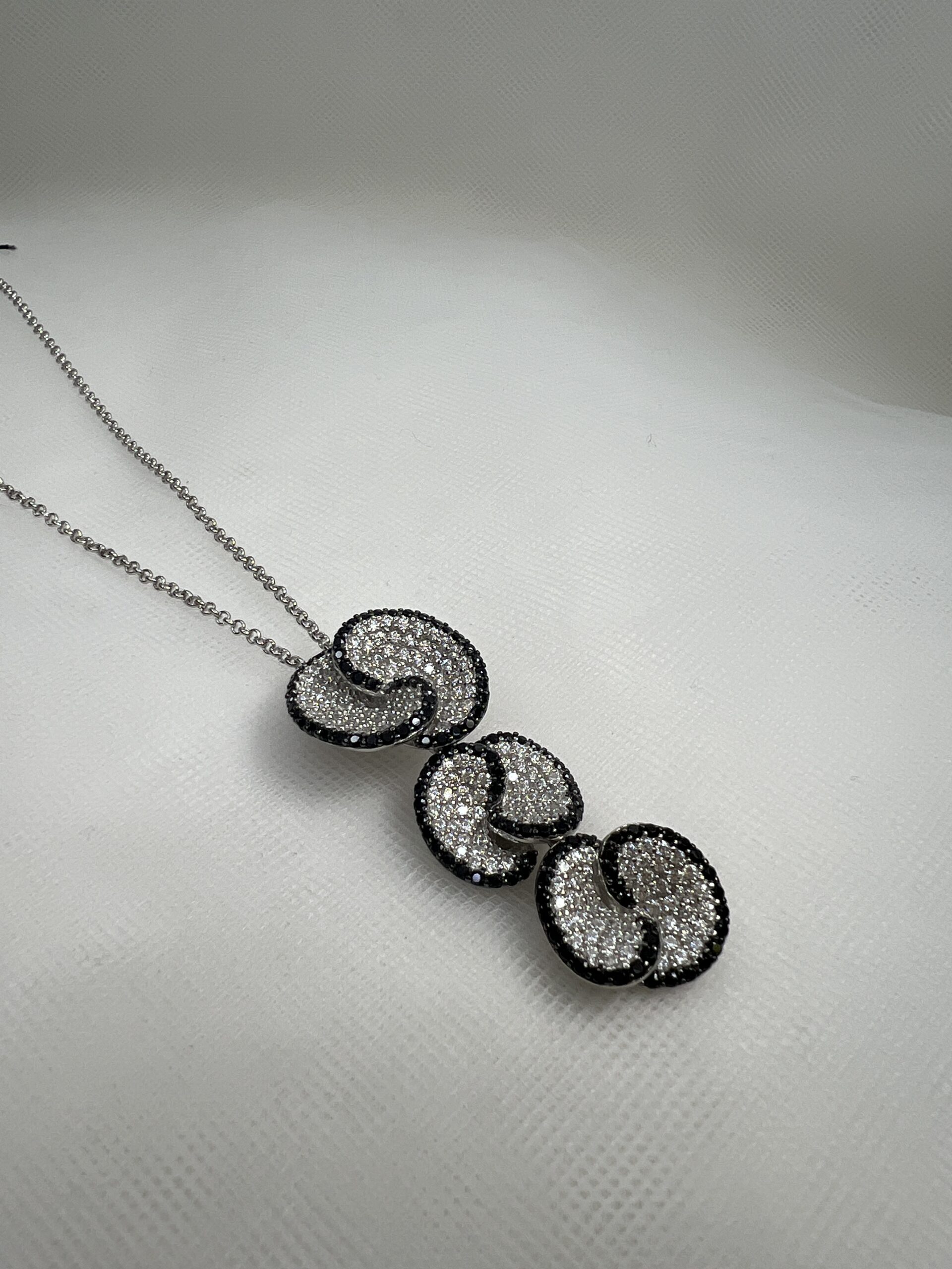 Collar de plata rodiado en oro blanco con colgantes con forma de flor con circonitas blancas y marquesitas negras.