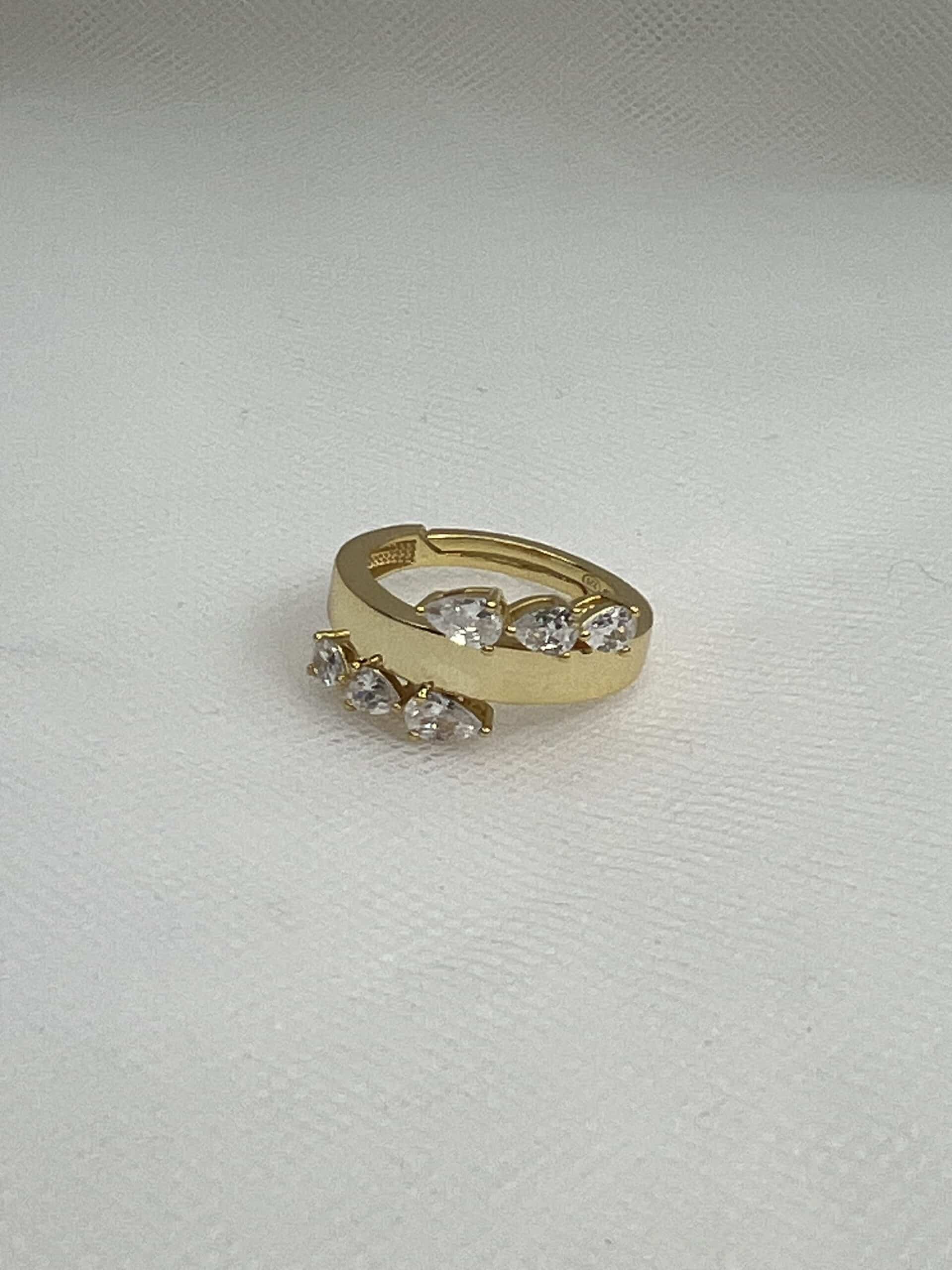 Anillo de plata chapado en oro amarillo con circonitas.