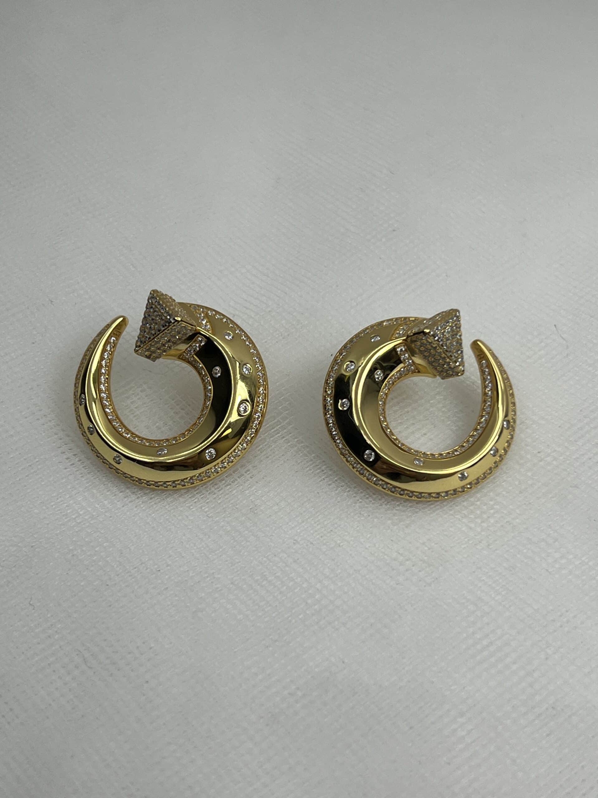 Pendientes de plata chapados en oro amarillo medias lunas con circonitas.
