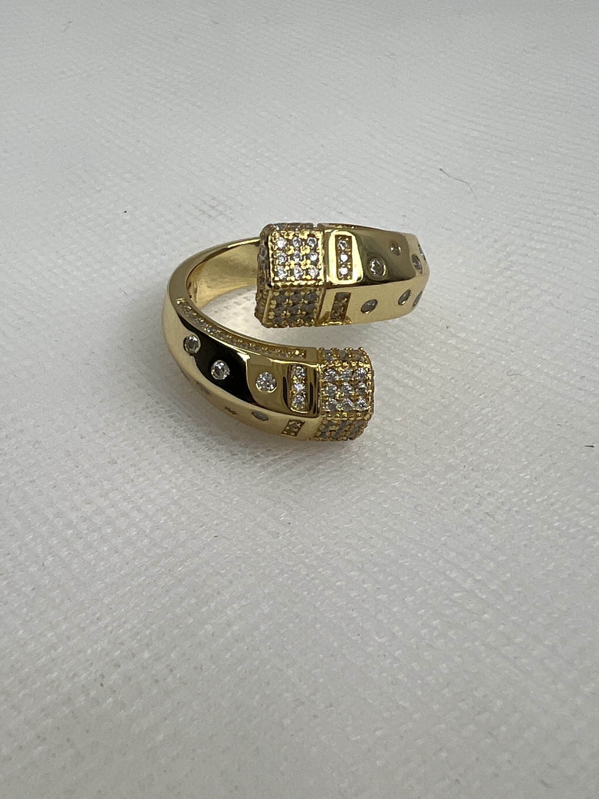 Anillo de plata chapado en oro amarillo cruzado con circonitas.