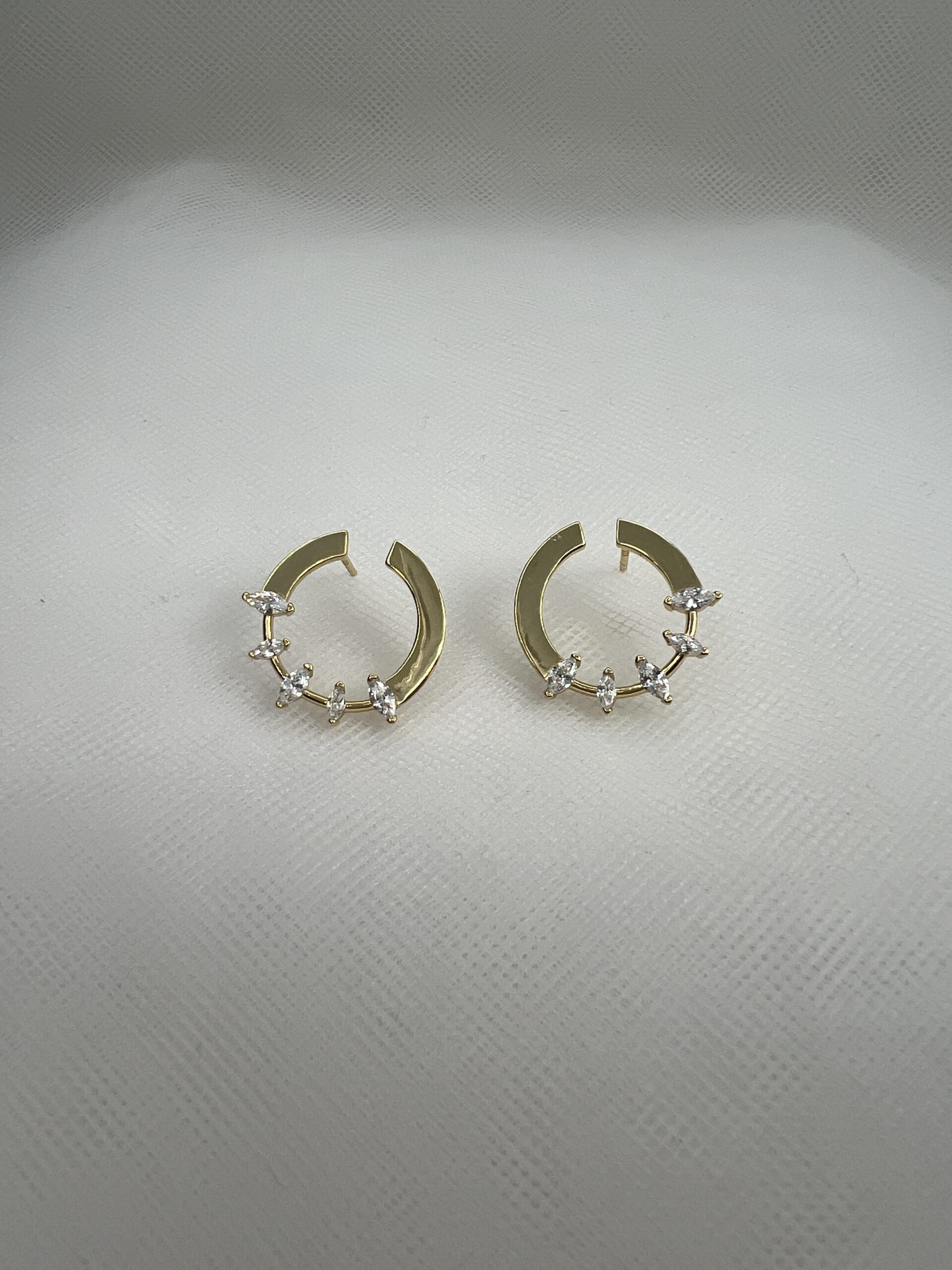 Pendientes de plata chapados en oro amarillo circulos con circonitas .