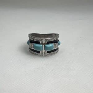 Anillo de plata rodiado en oro blanco con turquesa reconstituida y esmalte negro.