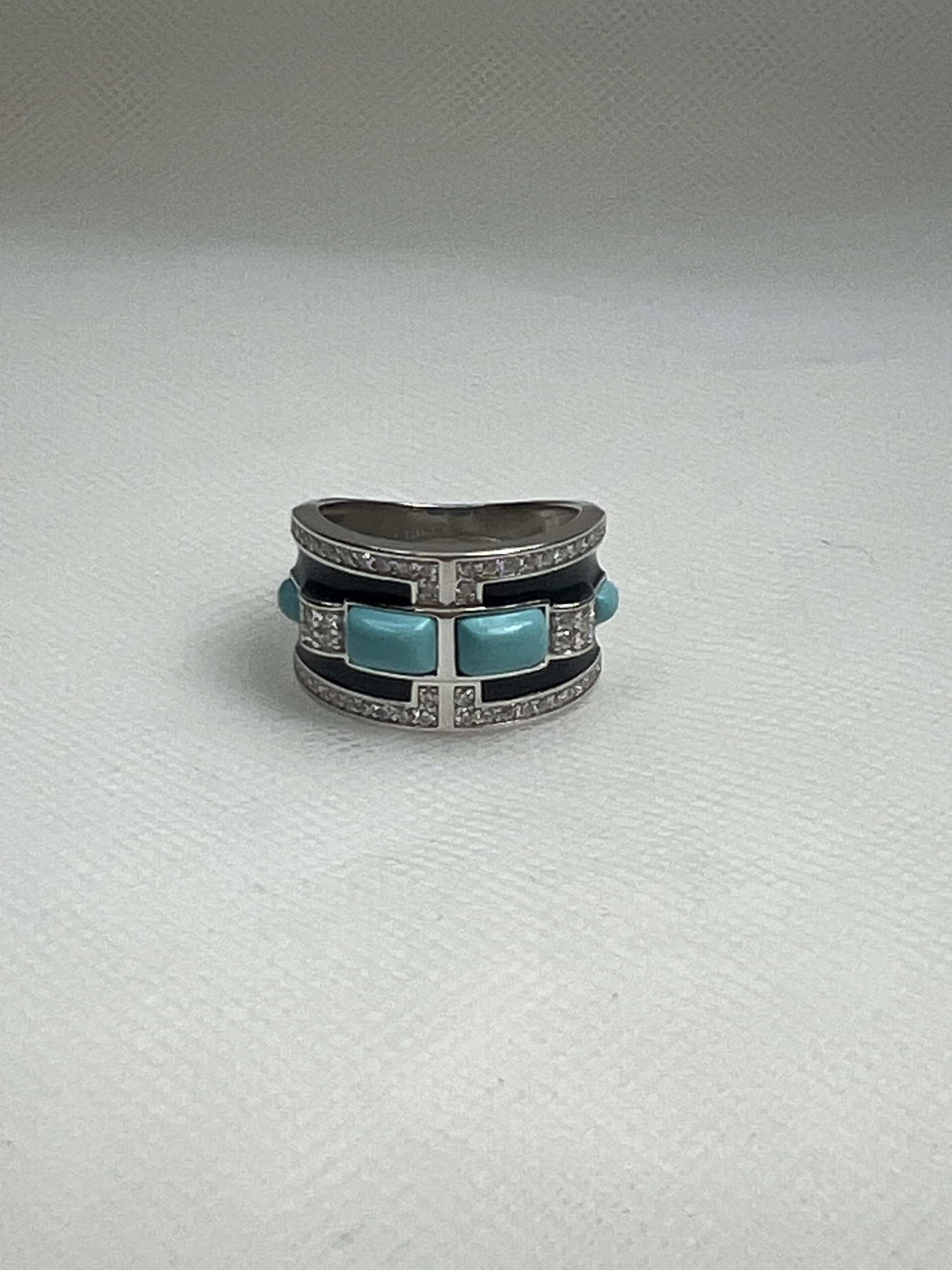 Anillo de plata rodiado en oro blanco con turquesa reconstituida y esmalte negro.