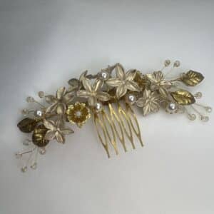 Tocado de flores de porcelana y flores de metal.