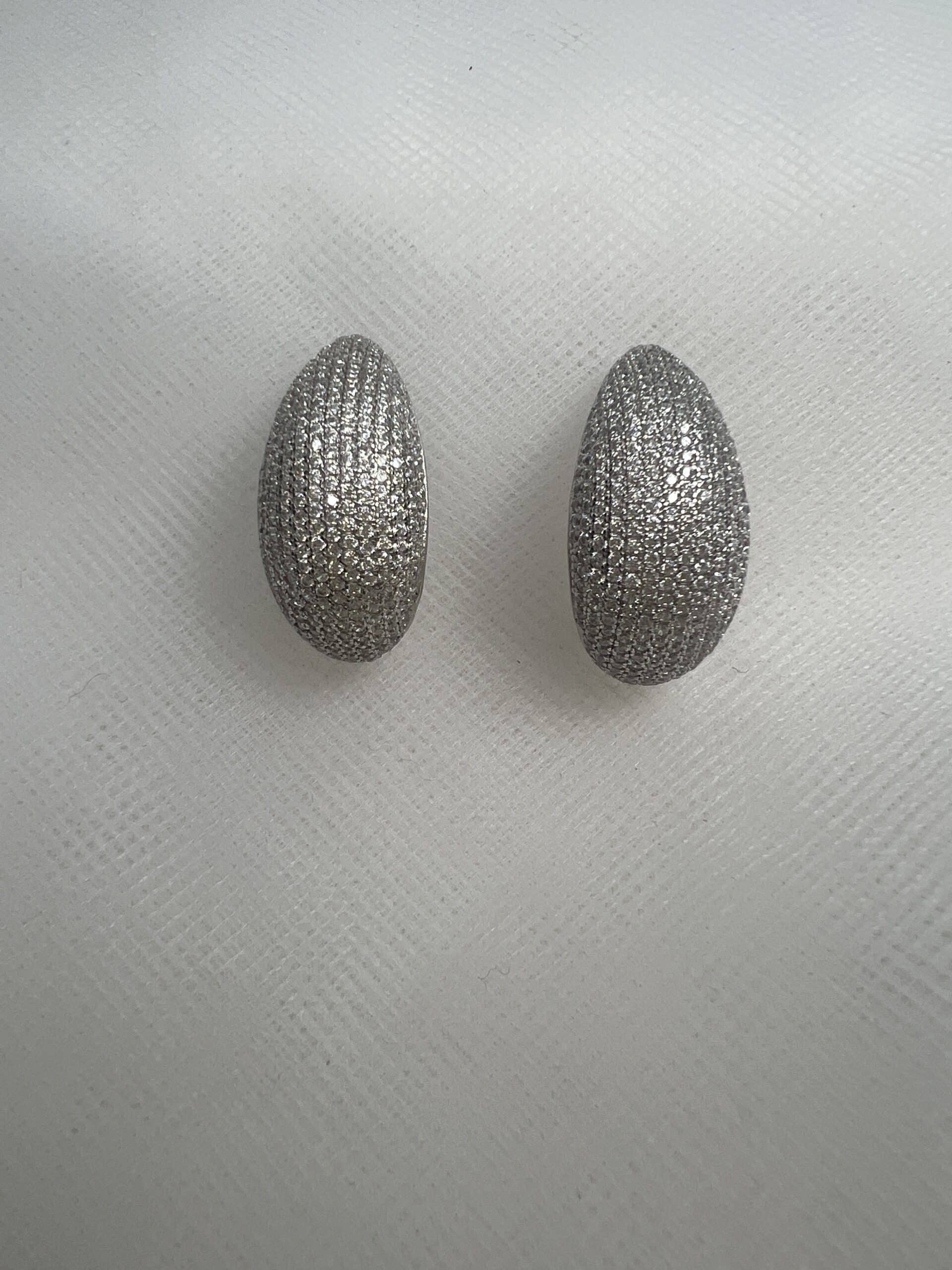 Pendientes de botones  alargados de pave con circonitas rodiados en oro blanco