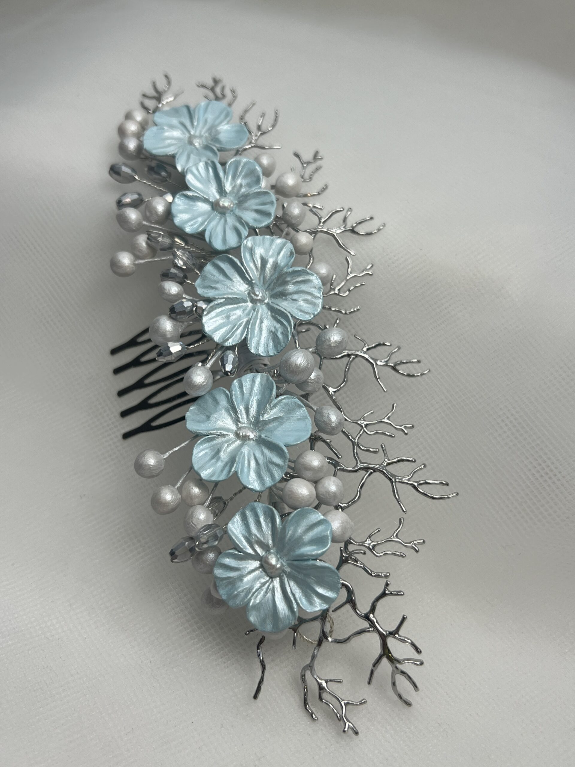 Tocado de flores de porcelana y ramitas de metal plateado. - Imagen 2