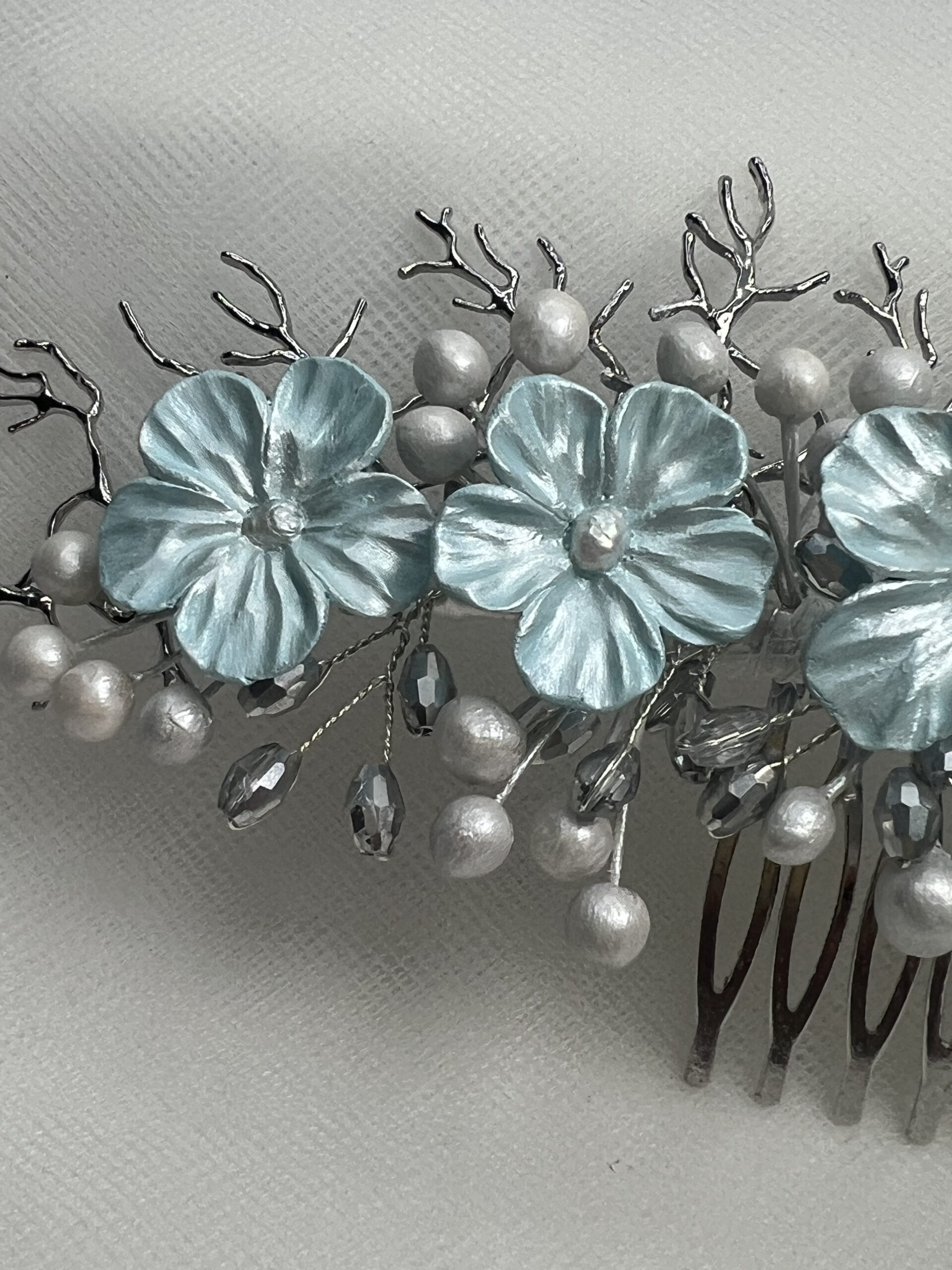 Tocado de flores de porcelana y ramitas de metal plateado. - Imagen 4