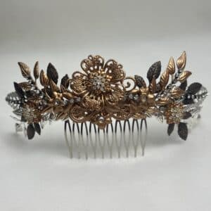 Tocado de flores y hojas de metal.