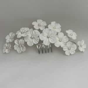 Tocado de flores de porcelana.