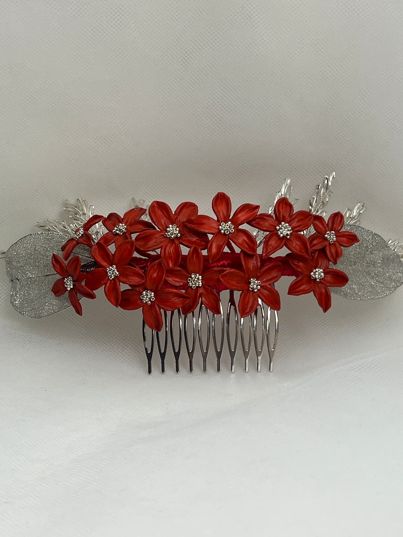 Tocado de flores de porcelana y hojas de metal