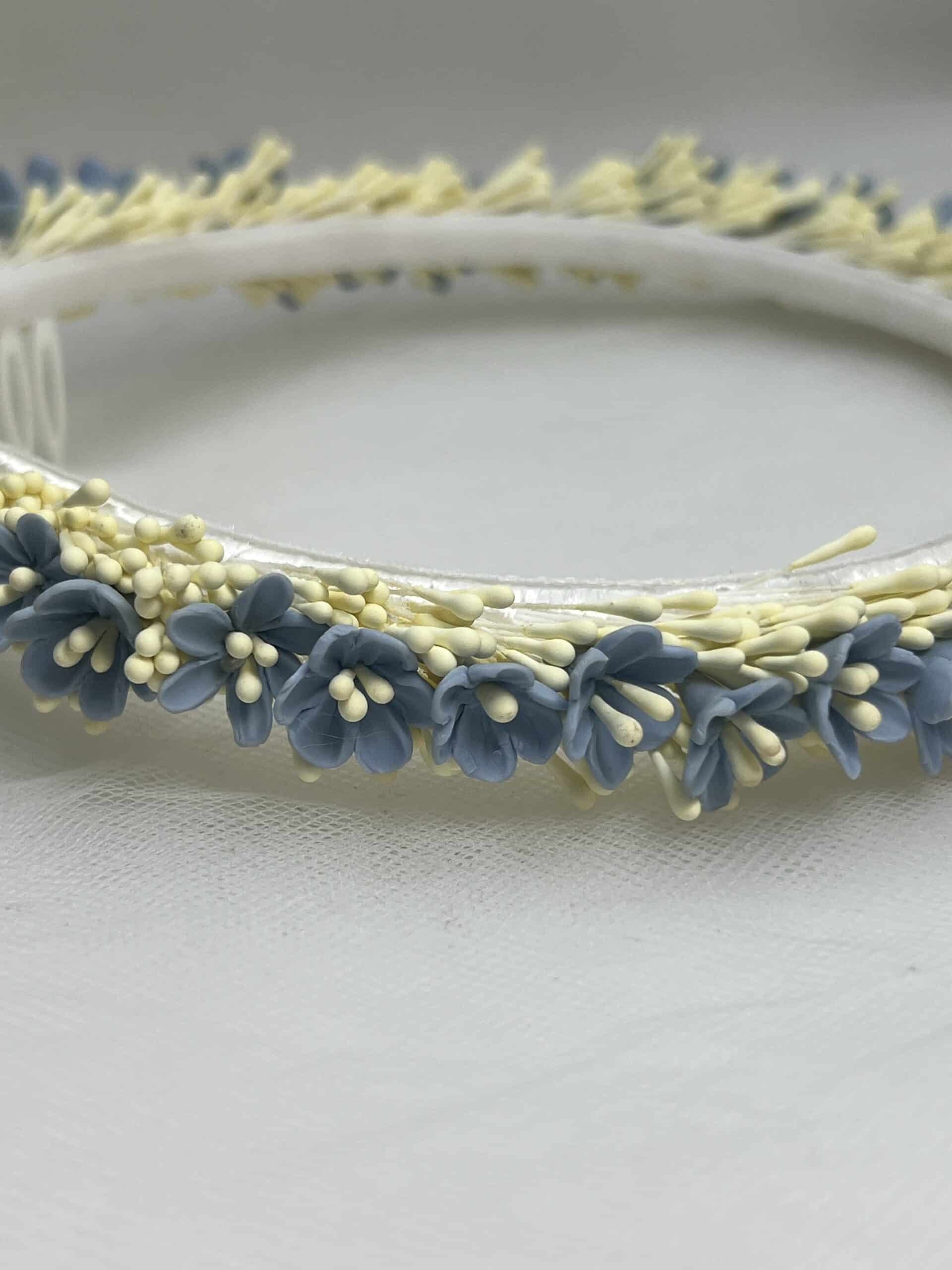 Diadema de flores y pistilos de porcelana