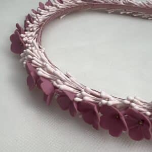 Diadema de flores de porcelana en tonos rosas