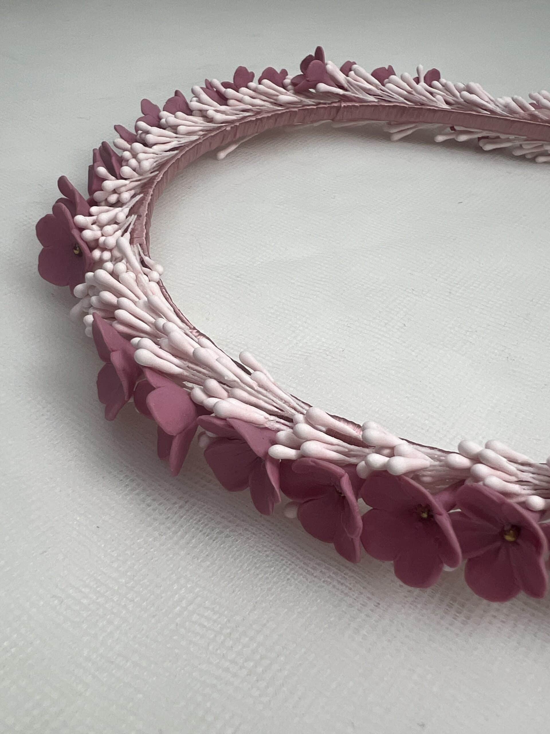 Diadema de flores de porcelana en tonos rosas