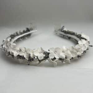 Diadema de flores y pistilos de porcelana