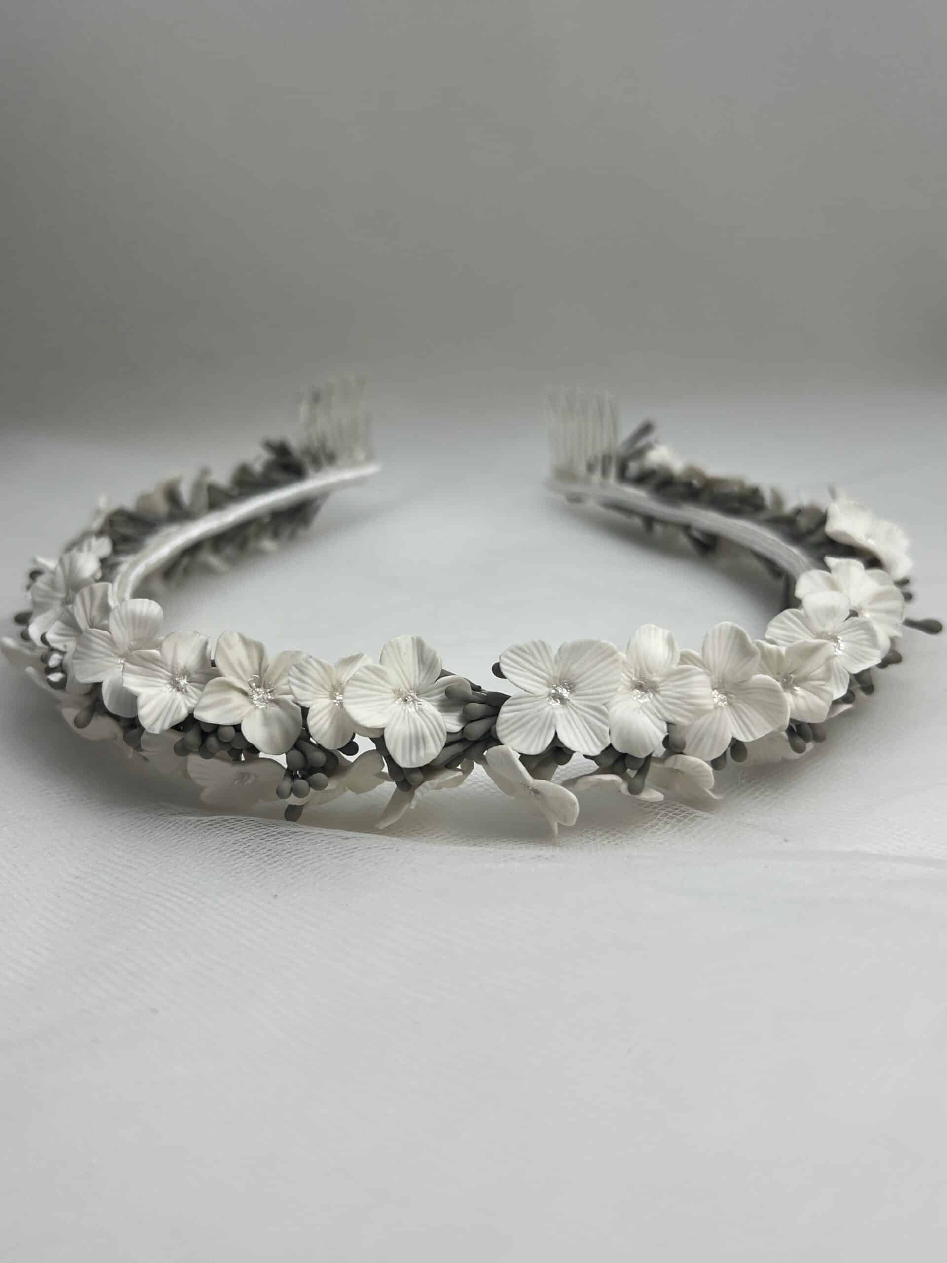 Diadema de flores y pistilos de porcelana