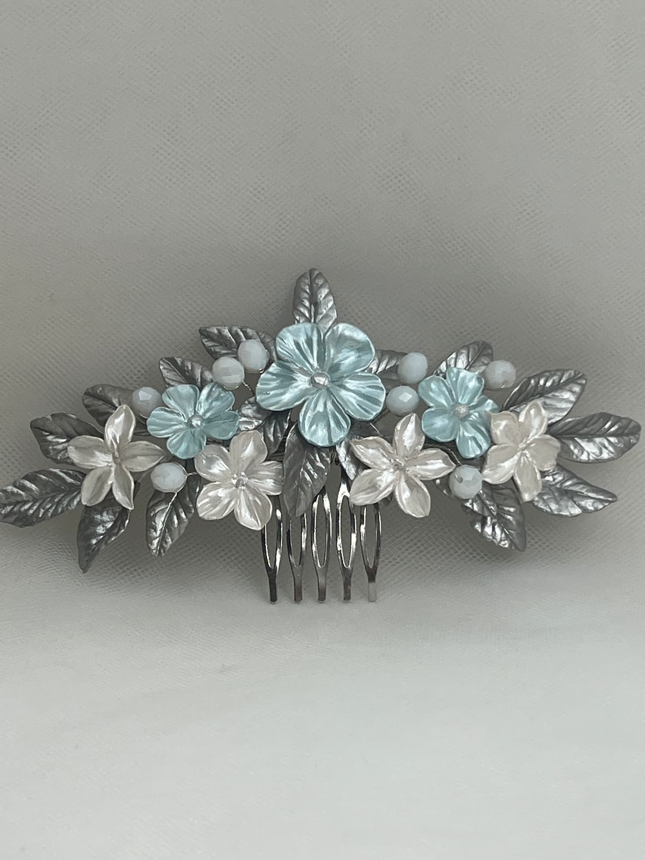 tocado de flores y hojas de porcelana con bolas de cristal