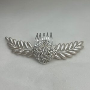 tocado de brotes de porcelana y broche plateado con strass