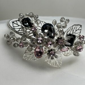 tocado de diadema de metal plateada con strass en tonos rosas y cuarzo ahumado